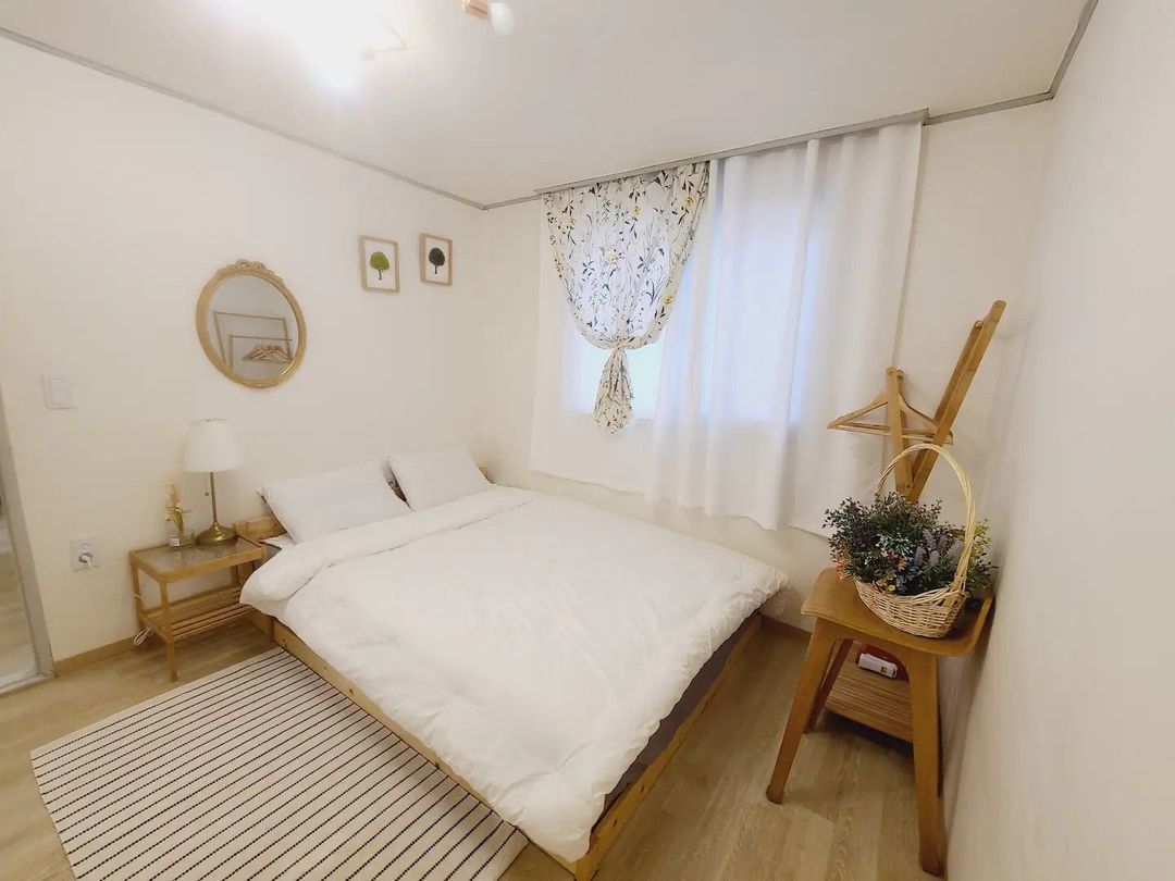 The second room - Queen's bed