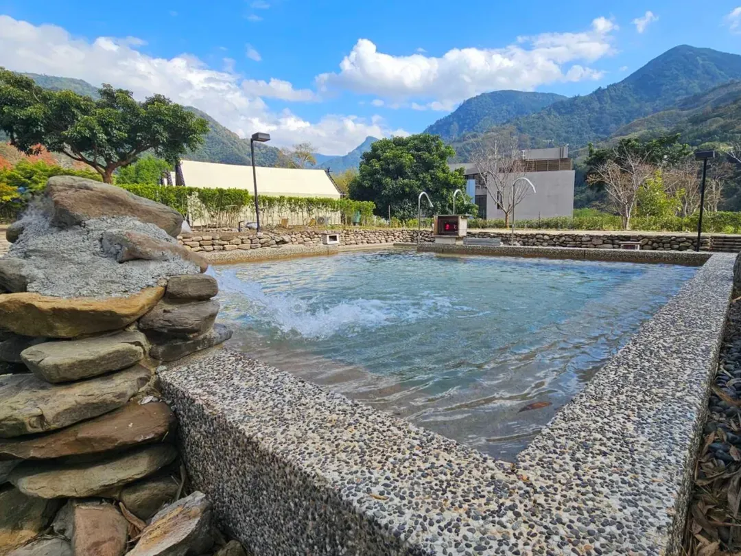 翩翩泰安溫泉為近期挖到的「千年古泉」,屬鹼性碳酸泉,無色無臭,水質滑潤(入住人數達25人以上即會開放)