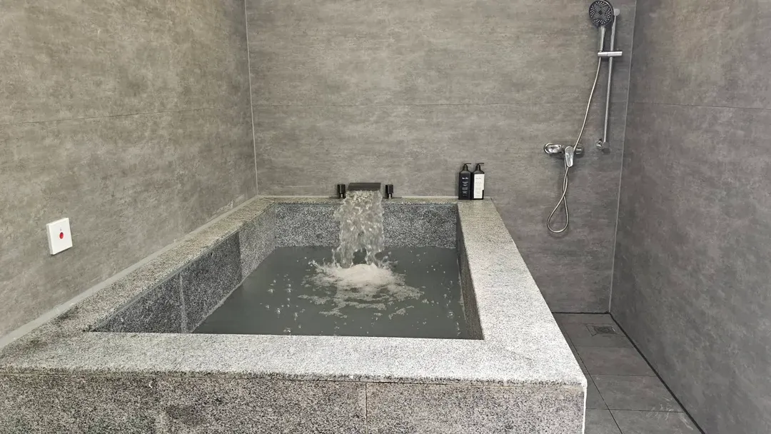 「湯屋帳篷」每間房內皆有獨立溫泉湯池