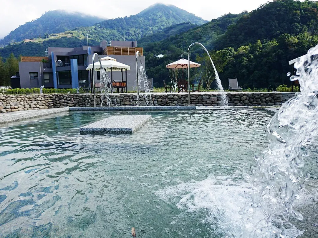 此湯泉能使肌膚柔嫩、舒爽、亮白,有「美人湯」之雅號(入住人數達25人以上即會開放)