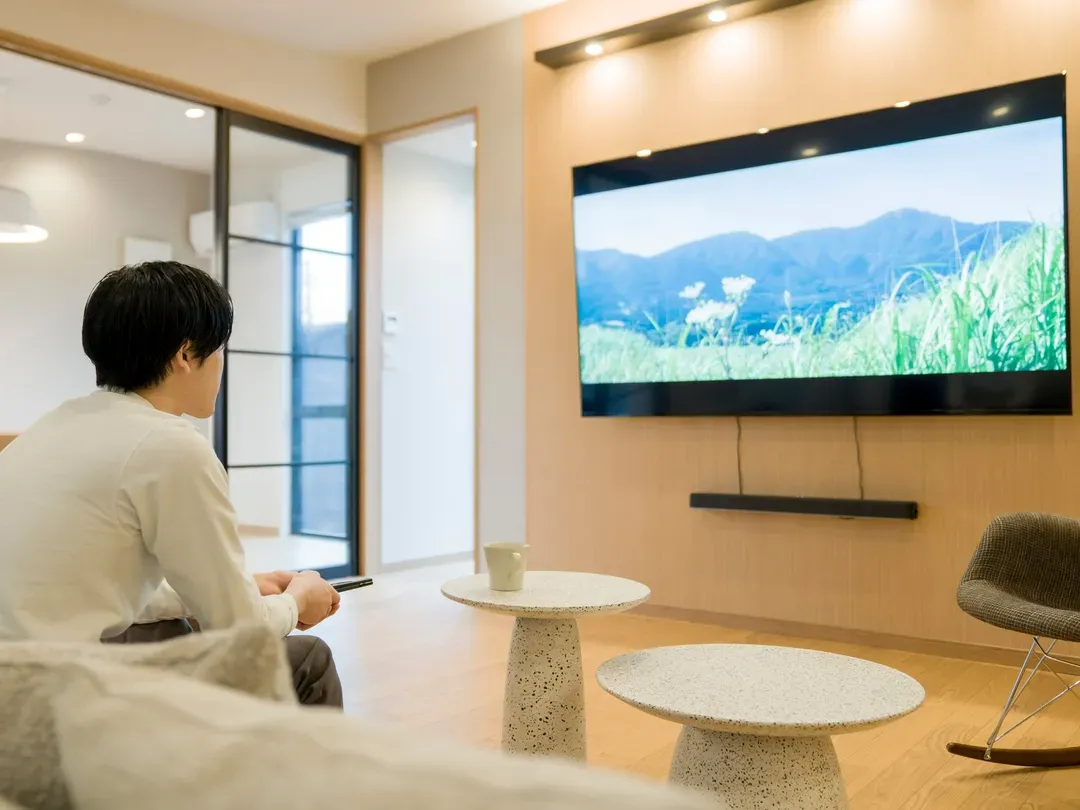 【シンプルモダン・108】広いソファと85インチの大画面テレビを設置、大人数で一緒にお楽しみいただけます