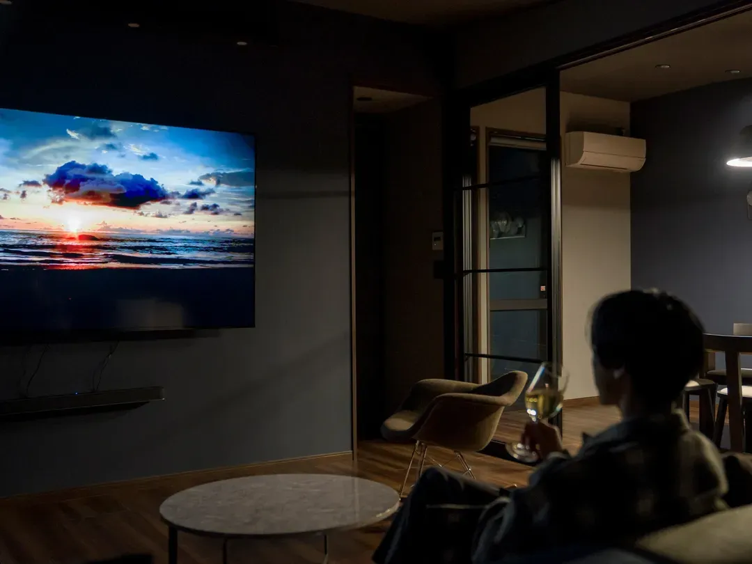 【スタイリッシュ・101,102】85インチの大画面テレビで映画館のような雰囲気を味わえます