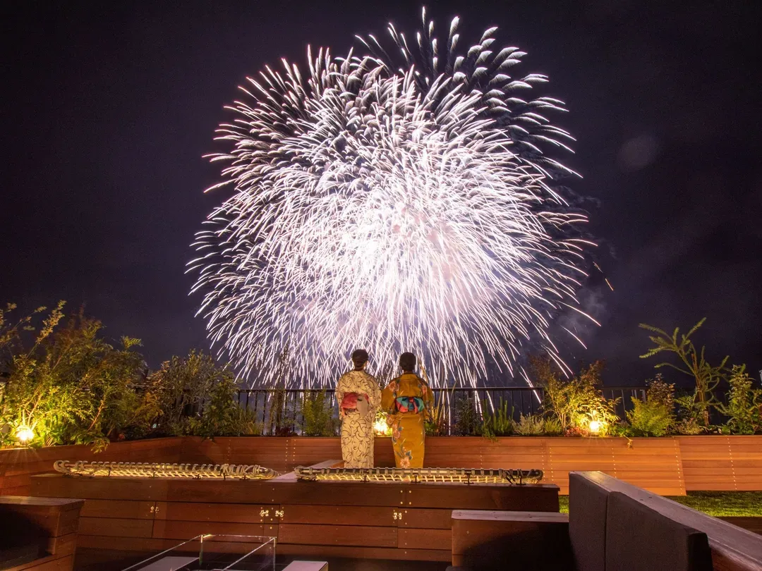 【施設外観】花火大会の日には、施設目の前から打ちあがる花火を間近にご覧いただくことができます