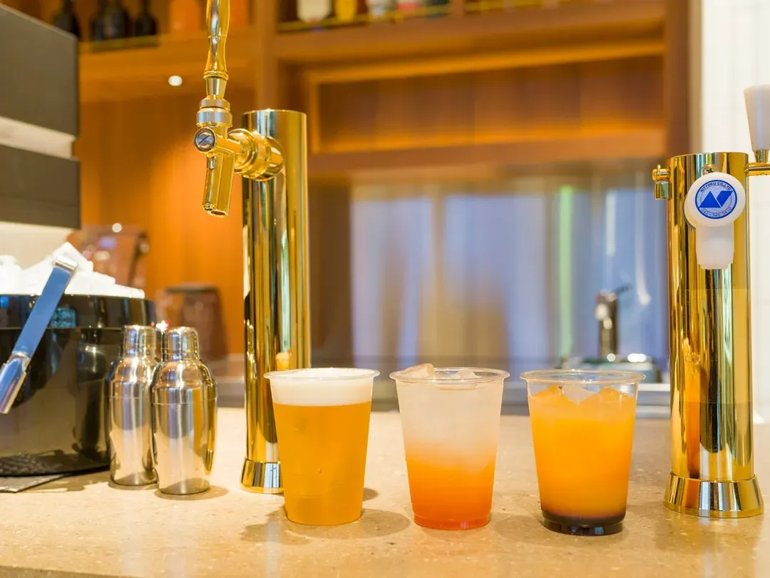 【バーカウンター】夕食時17時~23時はビールやカクテル等のアルコールをご用意