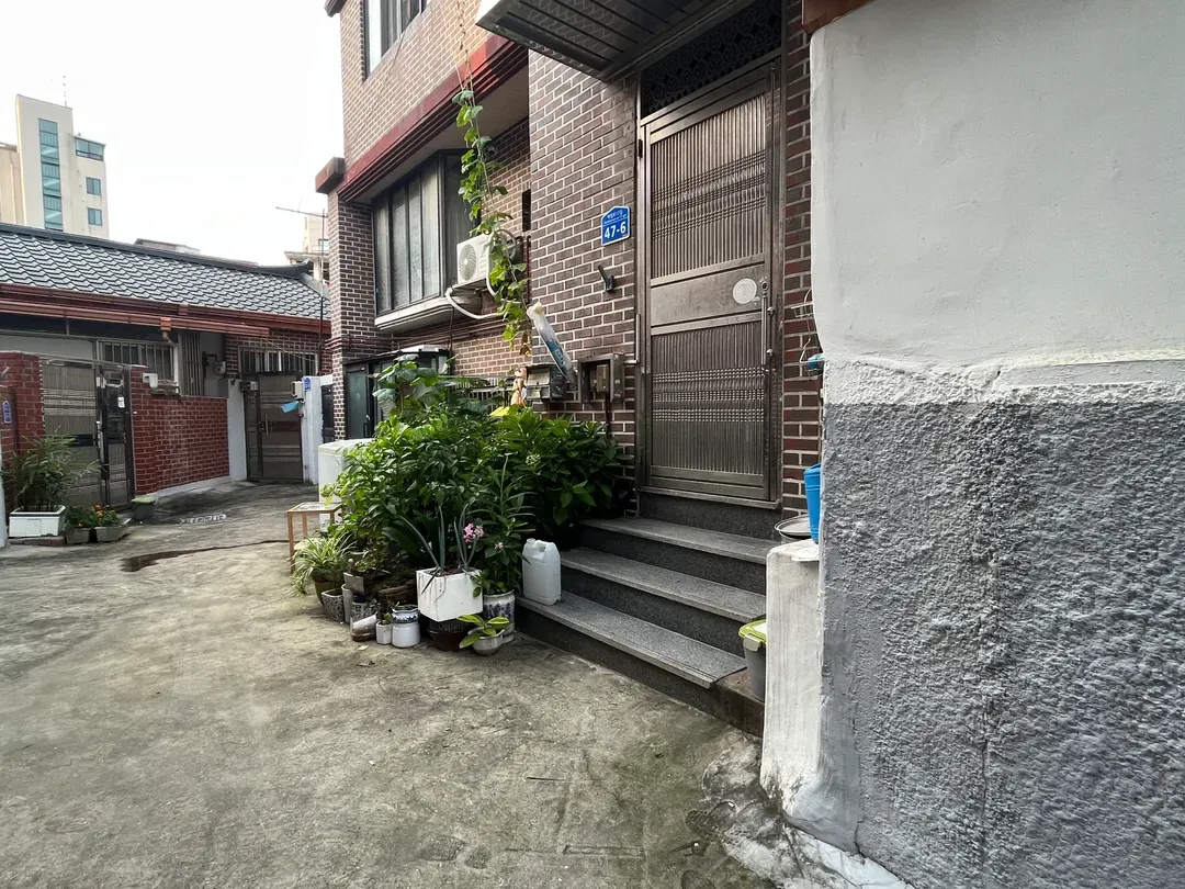 숙소 출입구 정면