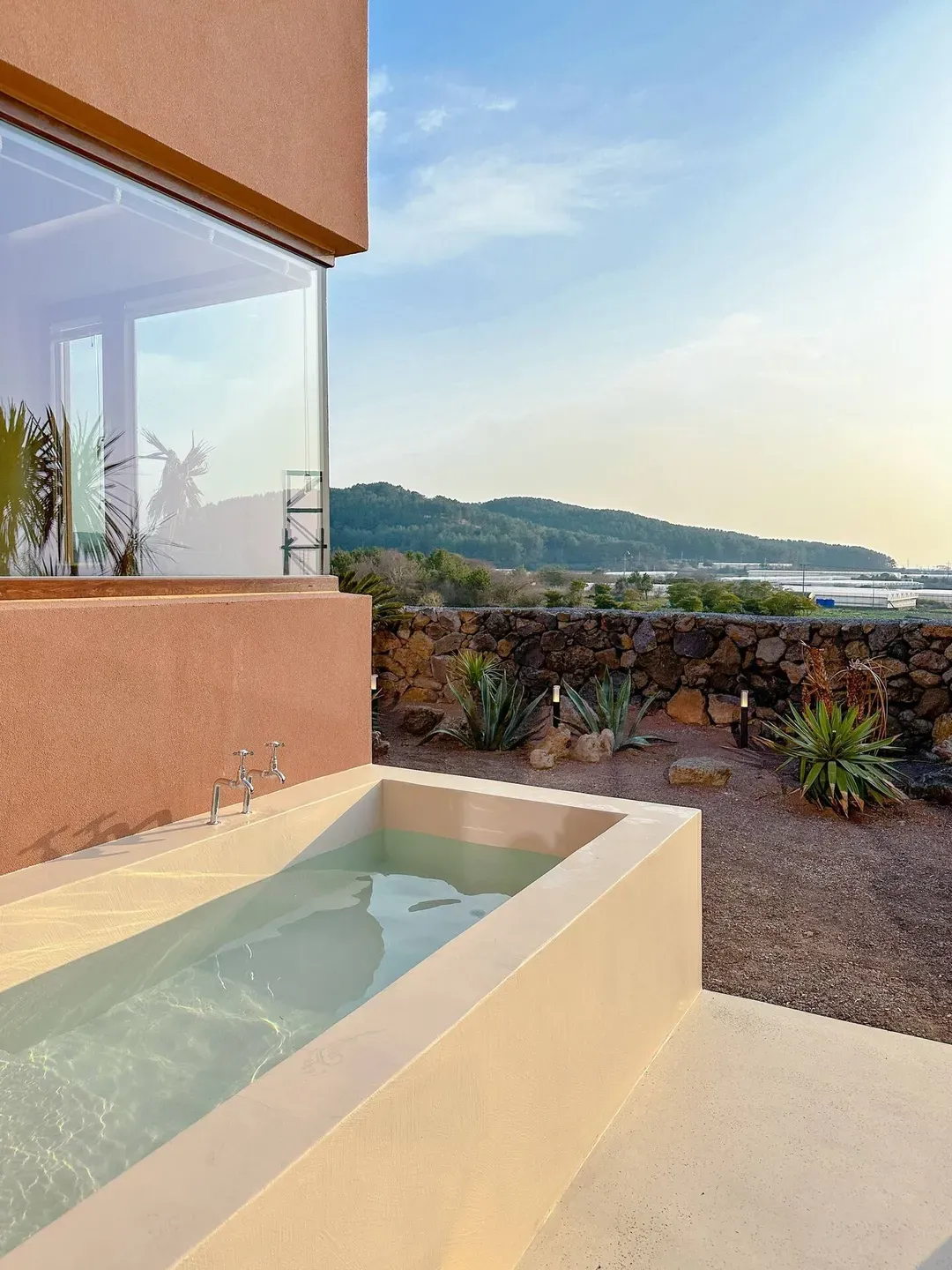 outdoor jacuzzi