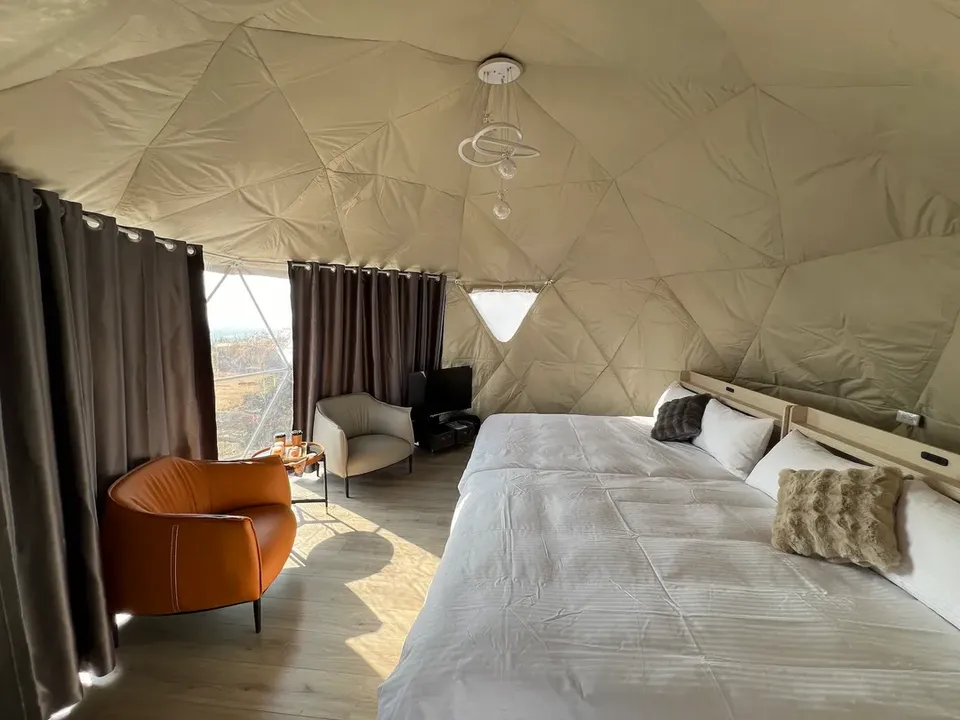 帳內寬敞舒適，大面積落地窗欣賞窗外美景