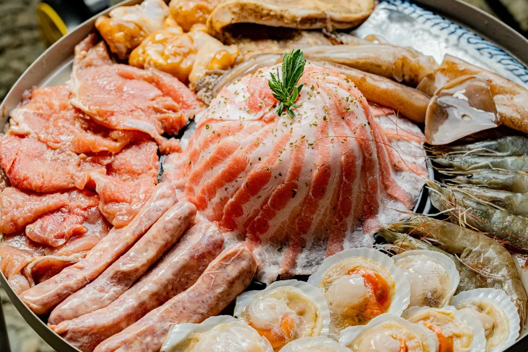 愛聚時光露營區｜啤酒暢飲、山屋狩獵帳、一泊四食＋手作