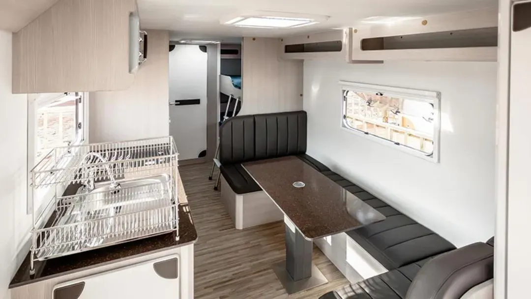 連谷海水浴場露營場-露營車內部