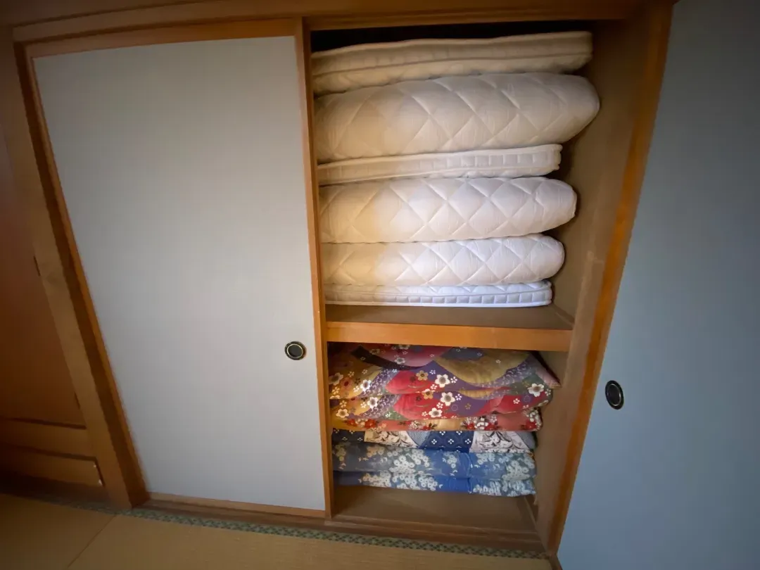 押入れの中にお布団のご用意がございます