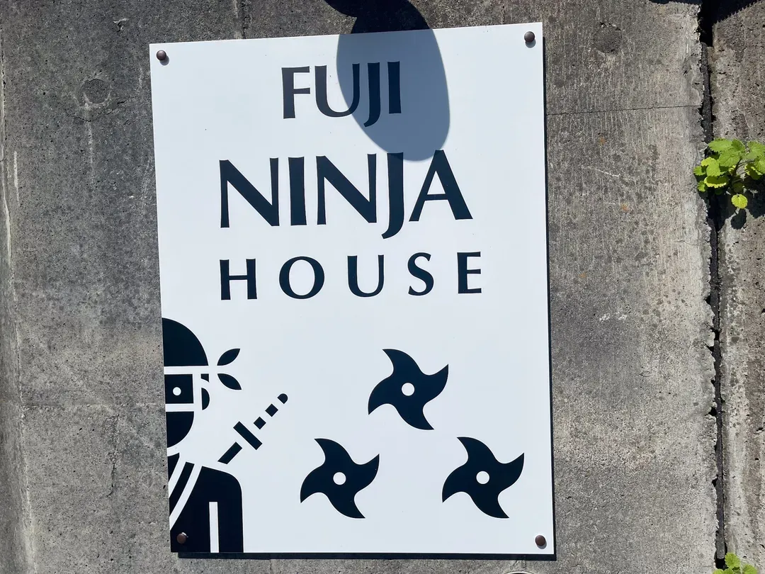 こちらの看板が目印です。