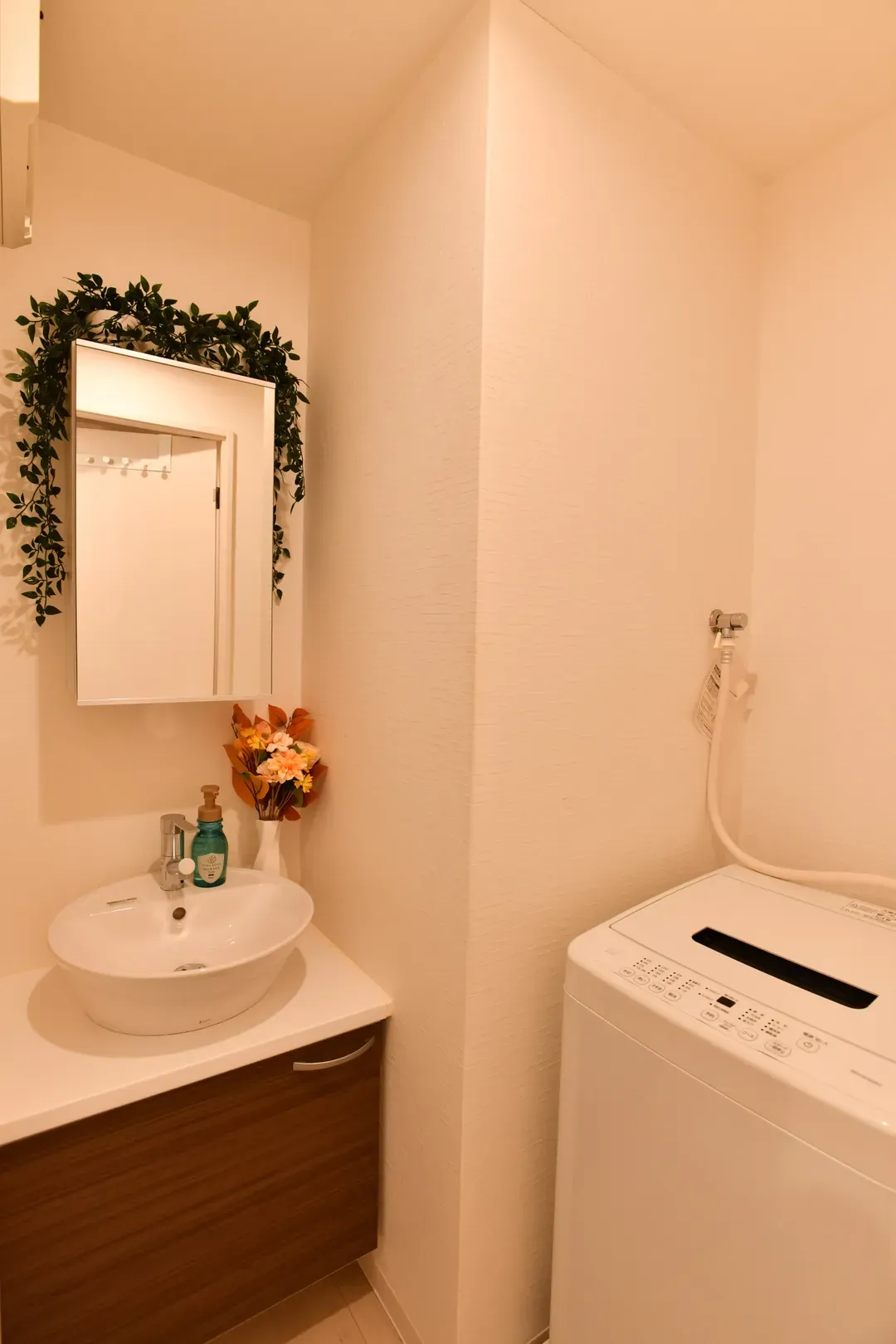 Cozy Apartment in Osaka’s Vibrant Naniwa District, 6-min walk from Sta., 1-4ppl, 40-in TV with Netflix