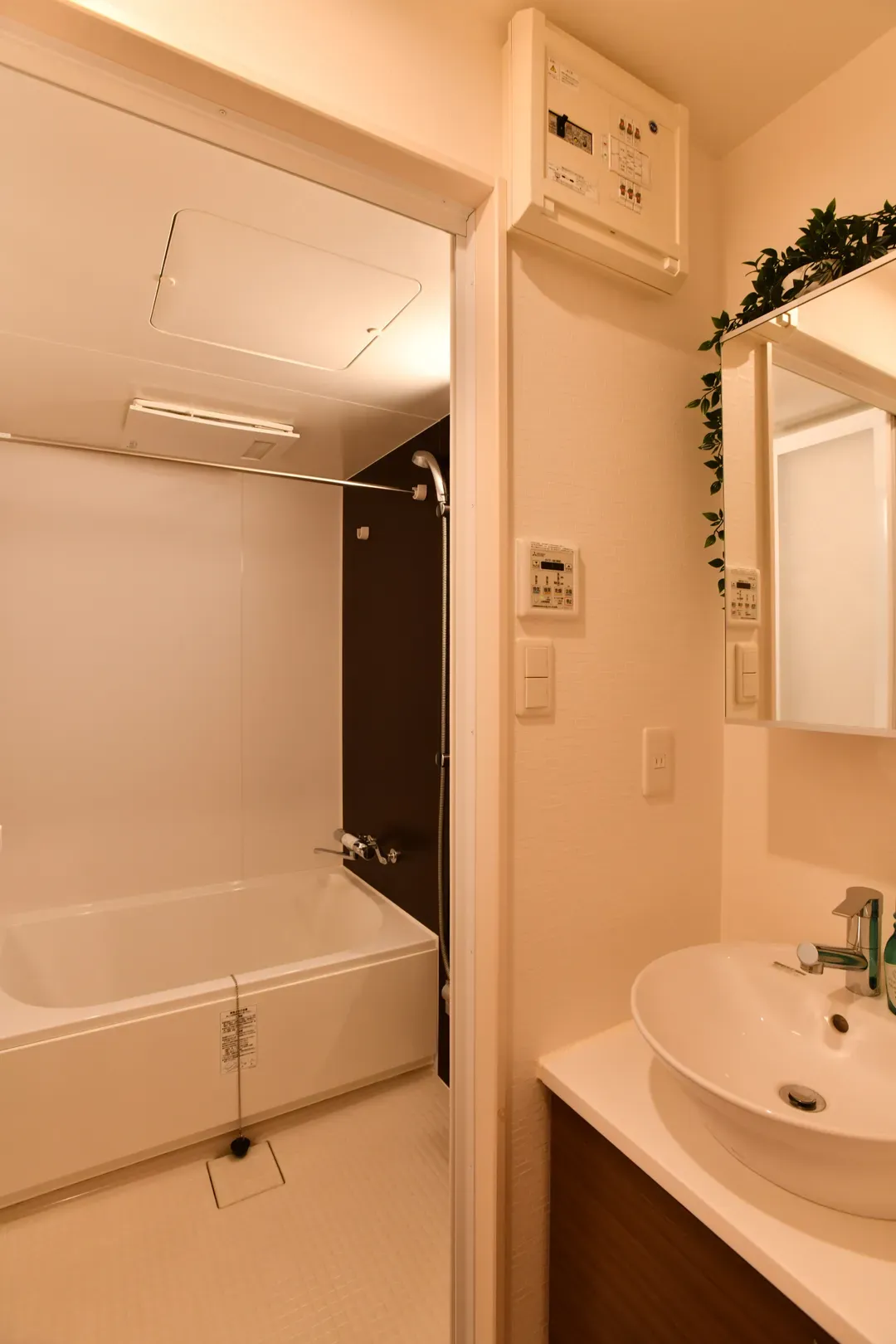 Cozy Apartment in Osaka’s Vibrant Naniwa District, 6-min walk from Sta., 1-4ppl, 40-in TV with Netflix