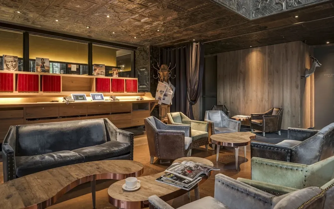 Lobby lounge