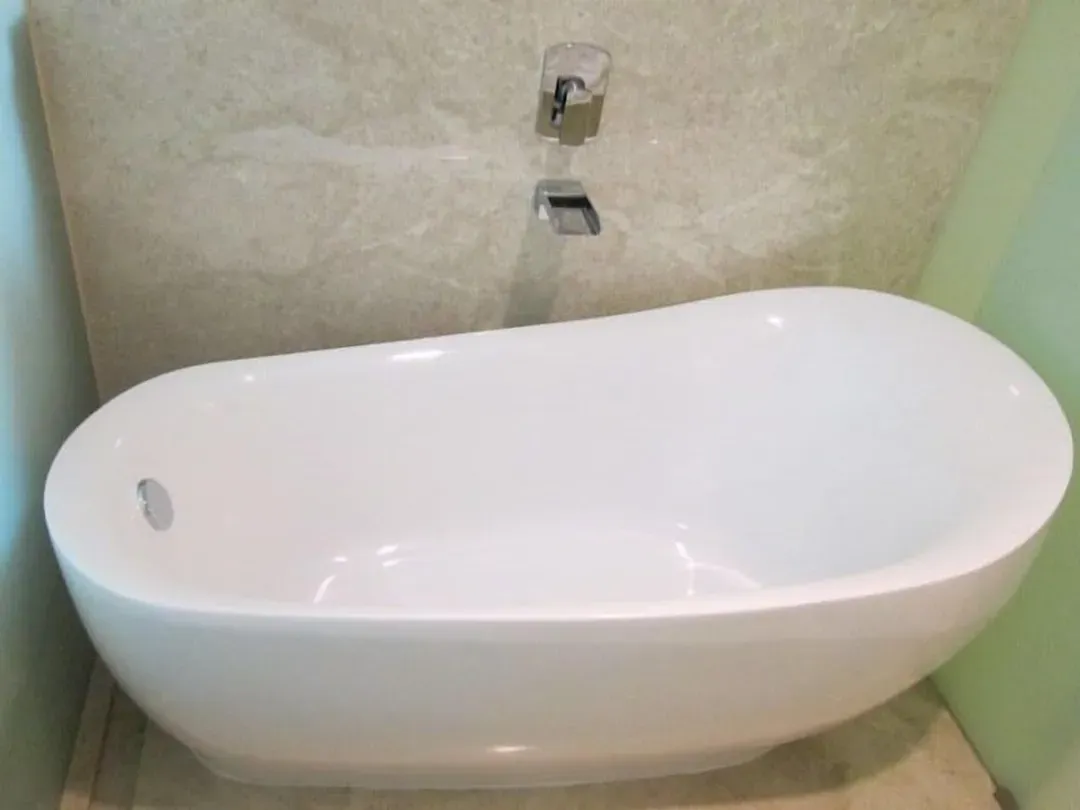 Deep soaking bathtub