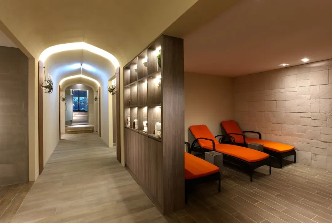 Indoor spa tub