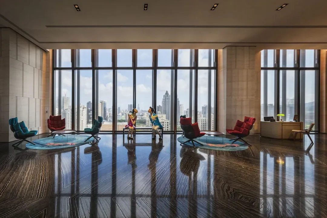 Lobby lounge