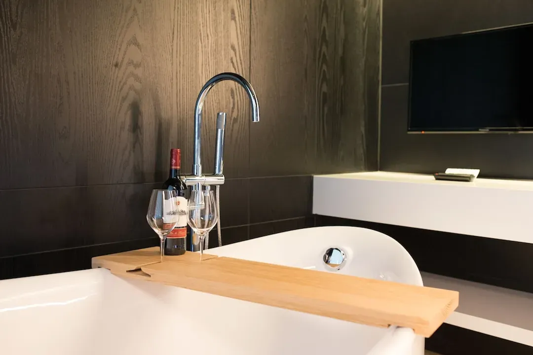 Deep soaking bathtub