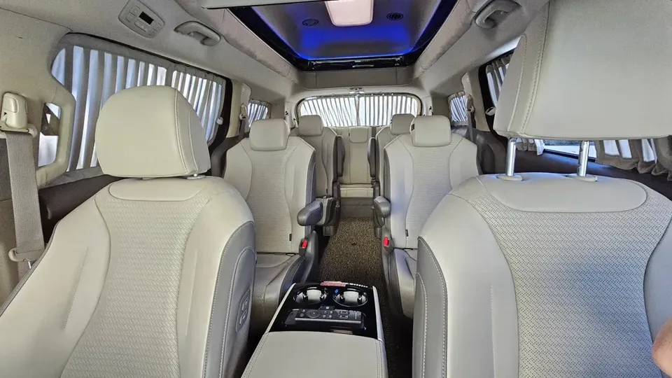 接送機服務專車提供舒適乘坐體驗（此為示意圖僅供參考，實際車型可能有些微差異）