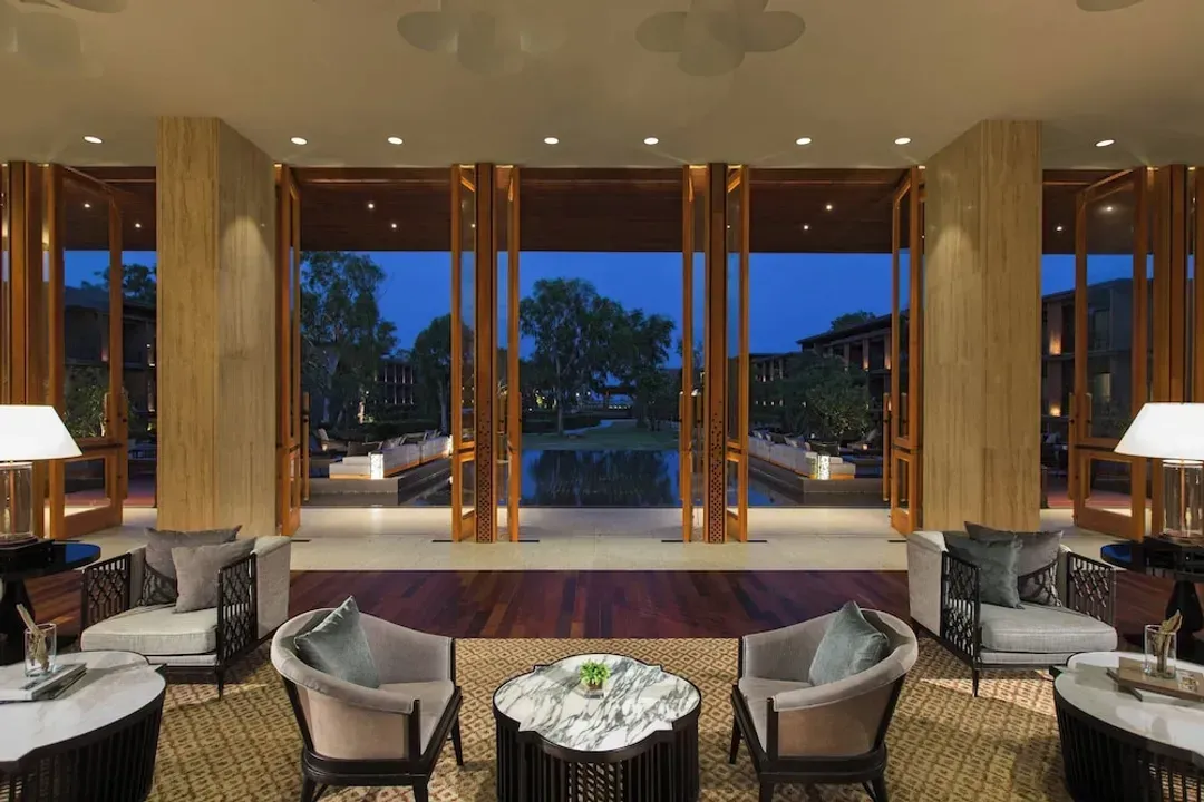 Lobby lounge