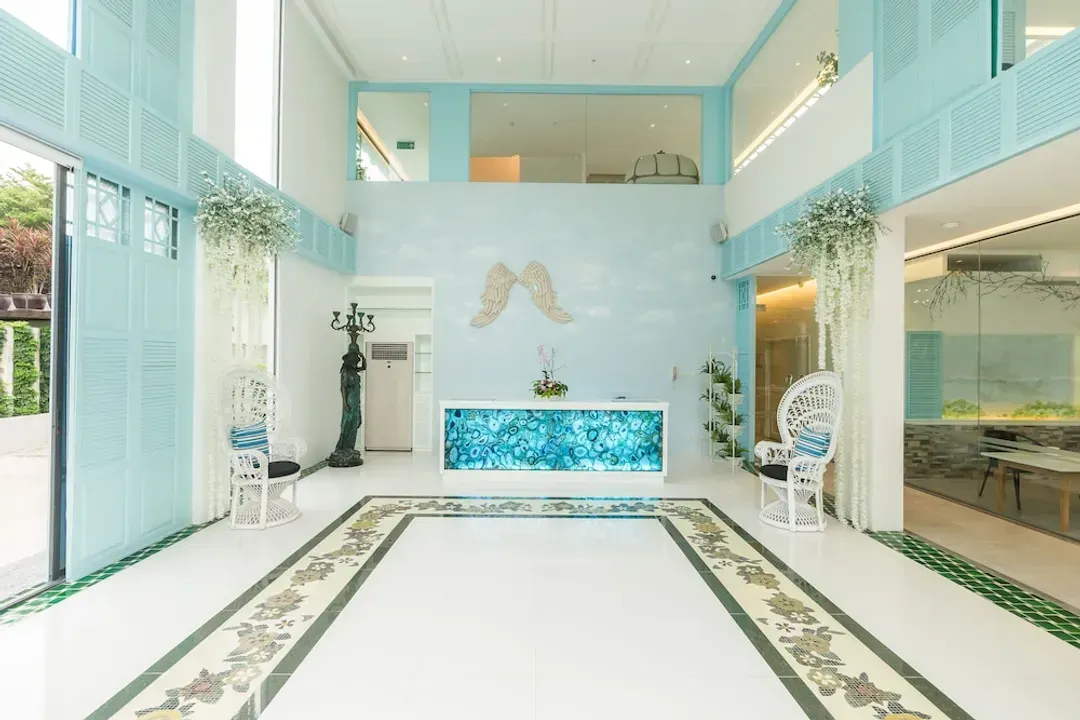 Lobby lounge