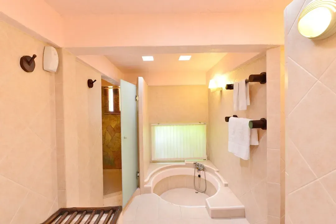 Deep soaking bathtub