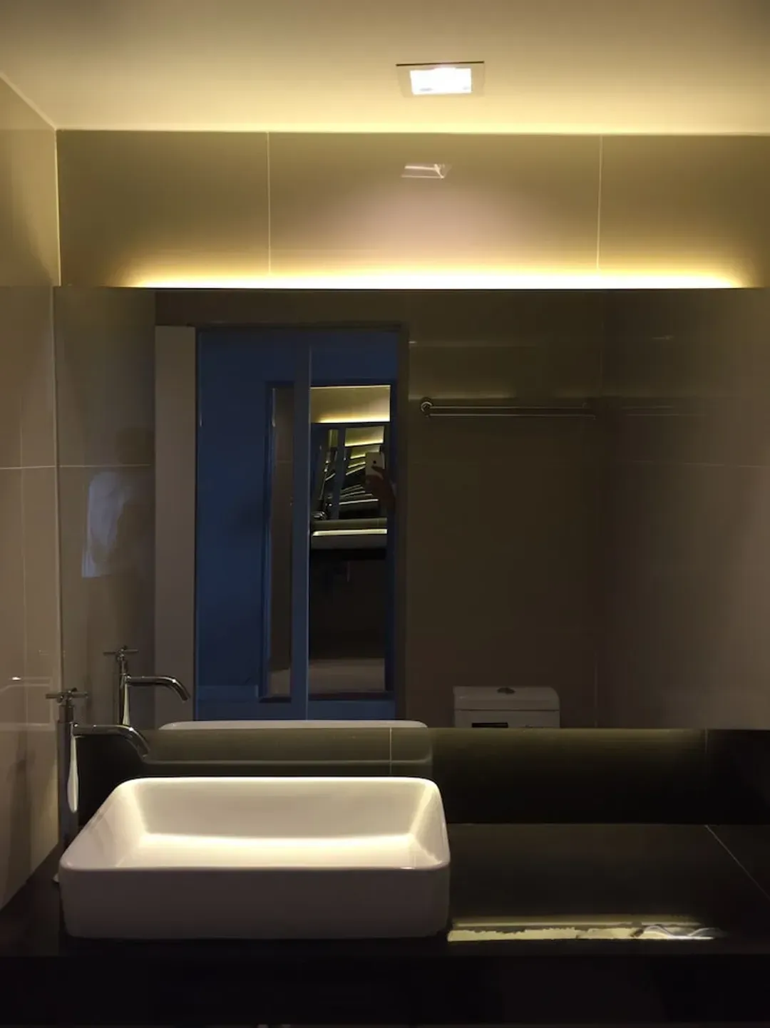 Bathroom sink