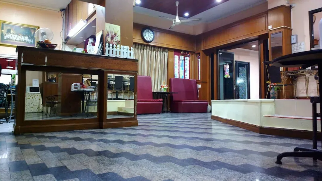 Lobby lounge