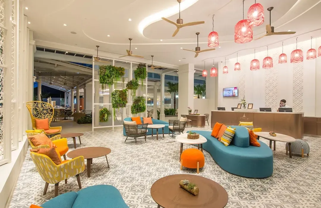 Lobby lounge