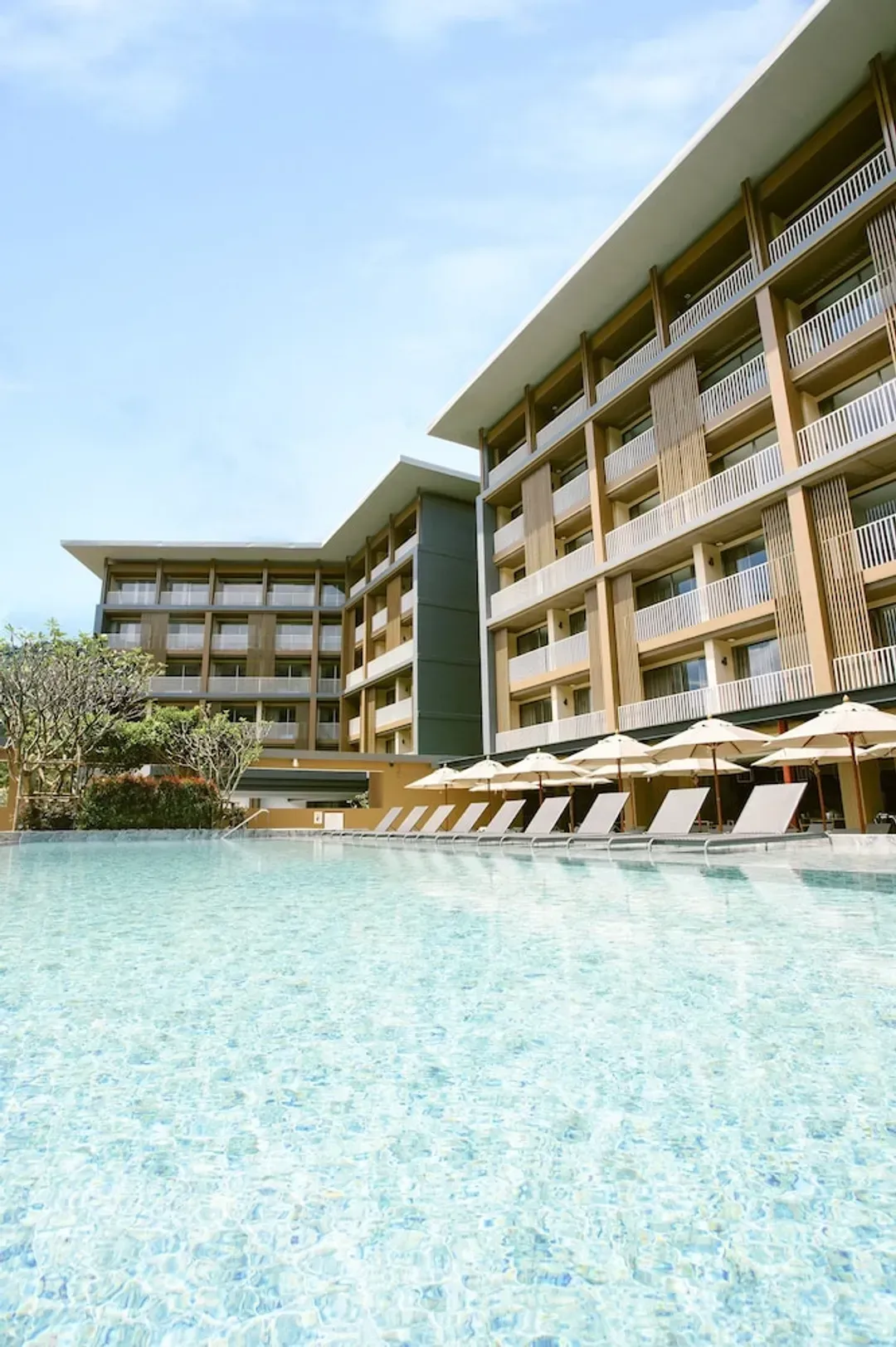 Indoor/outdoor pool