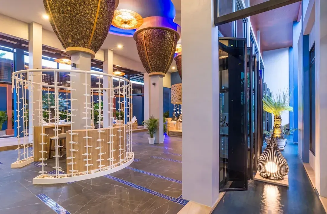 Lobby lounge