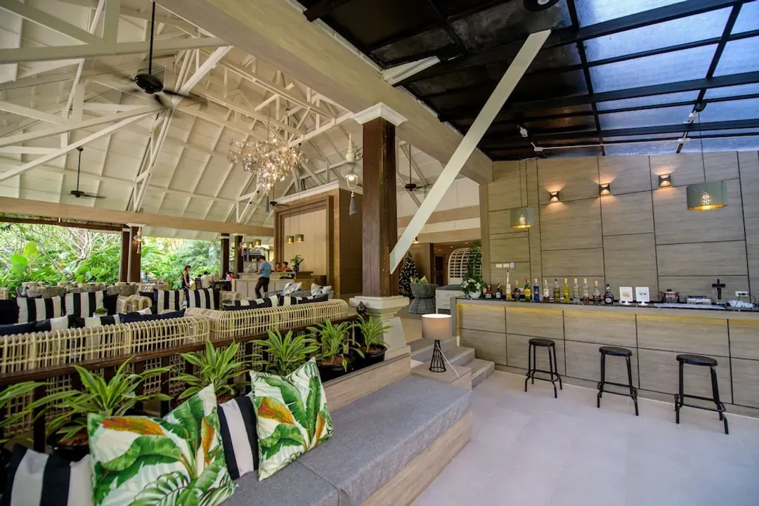 Lobby lounge