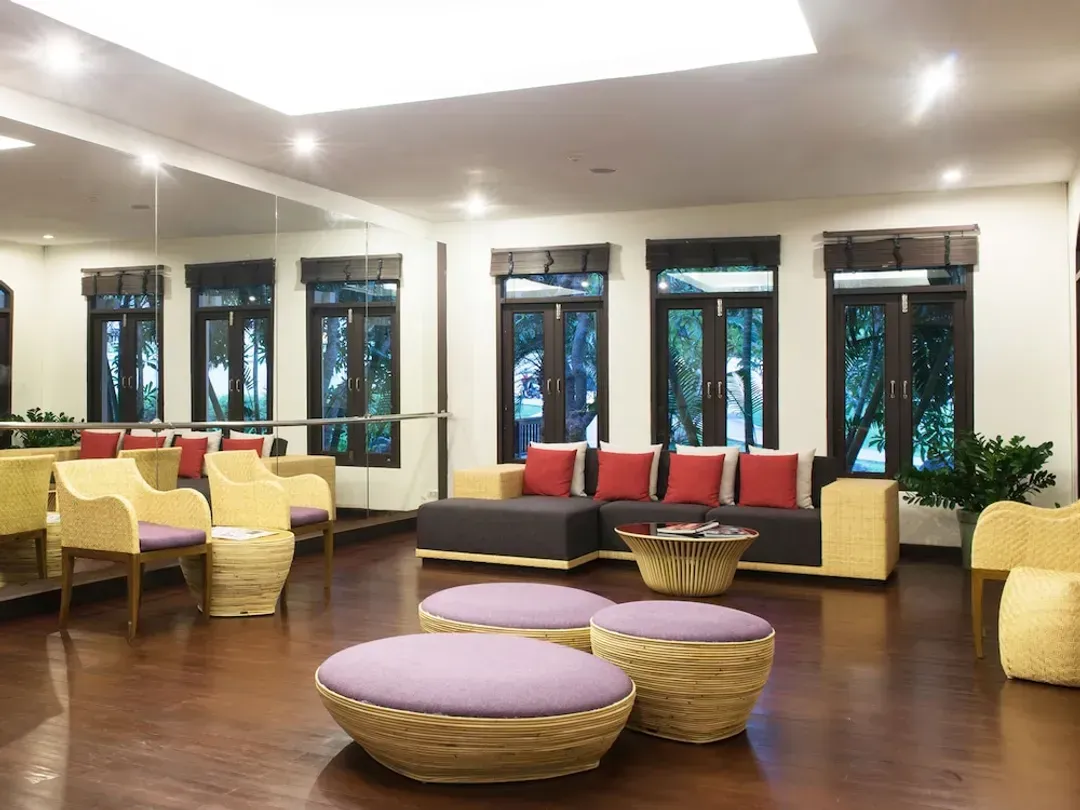 Lobby lounge