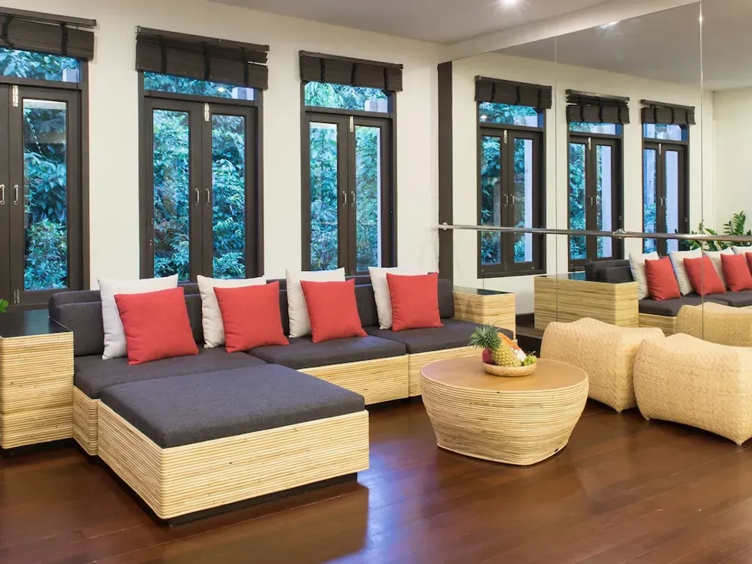 Lobby lounge