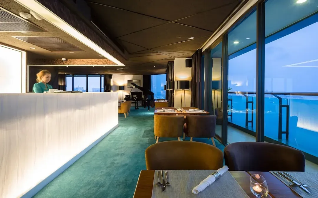 Lobby lounge