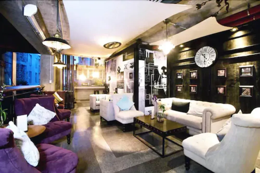 Lobby lounge