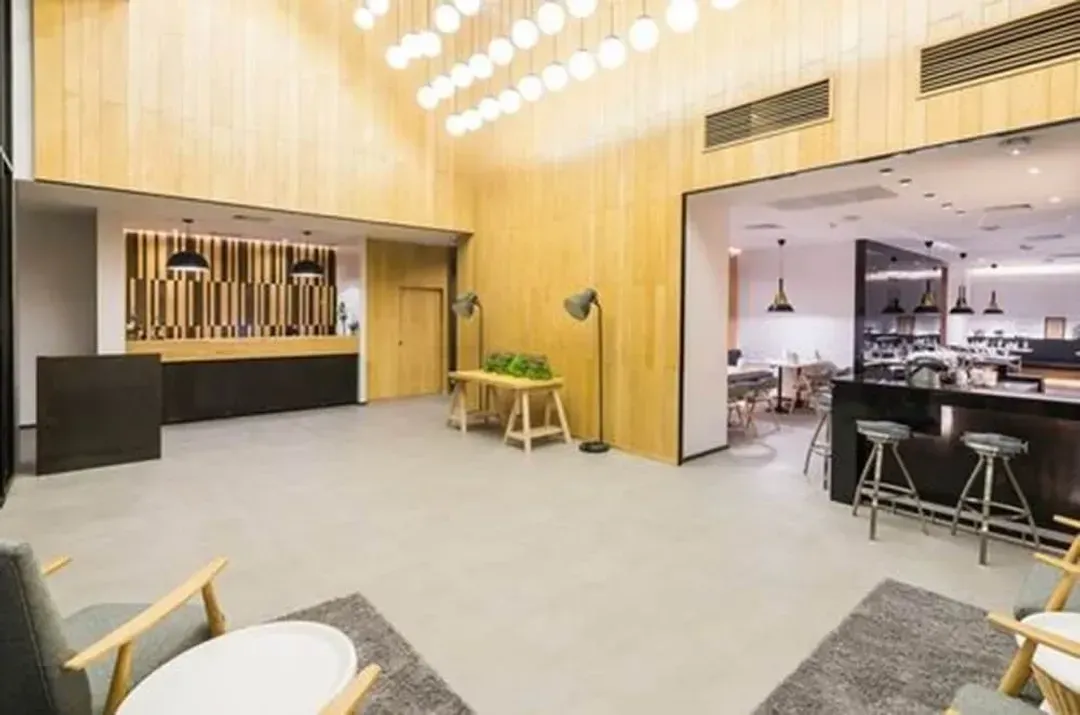 Lobby lounge