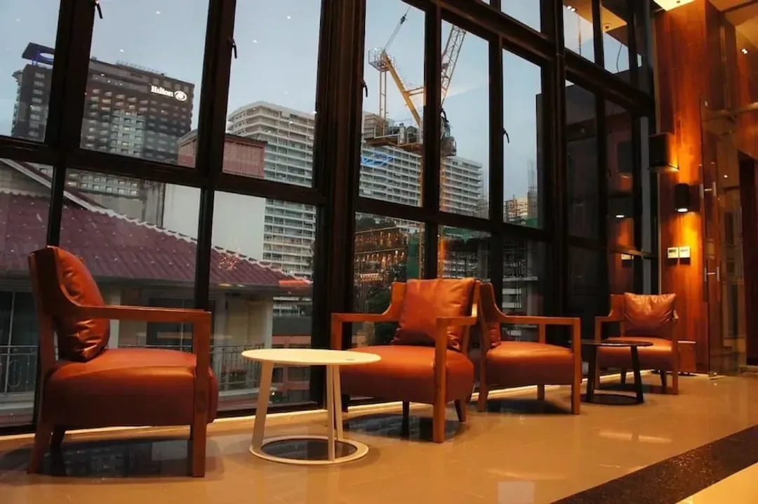 Lobby lounge