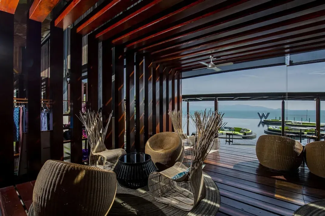 Lobby lounge