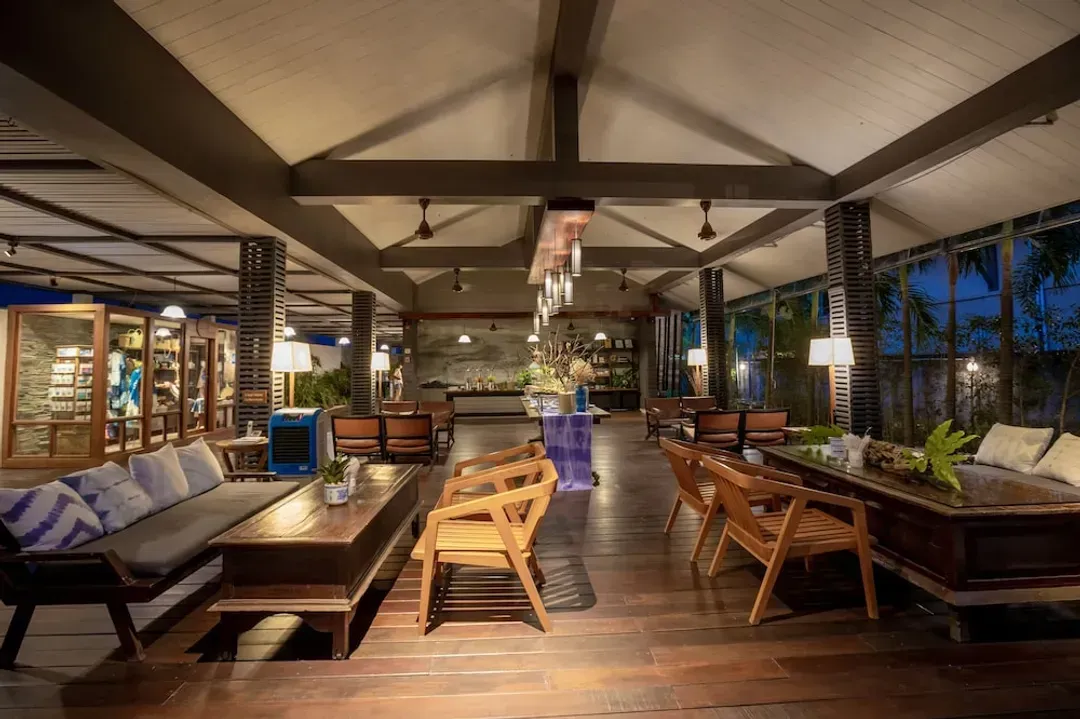 Lobby lounge