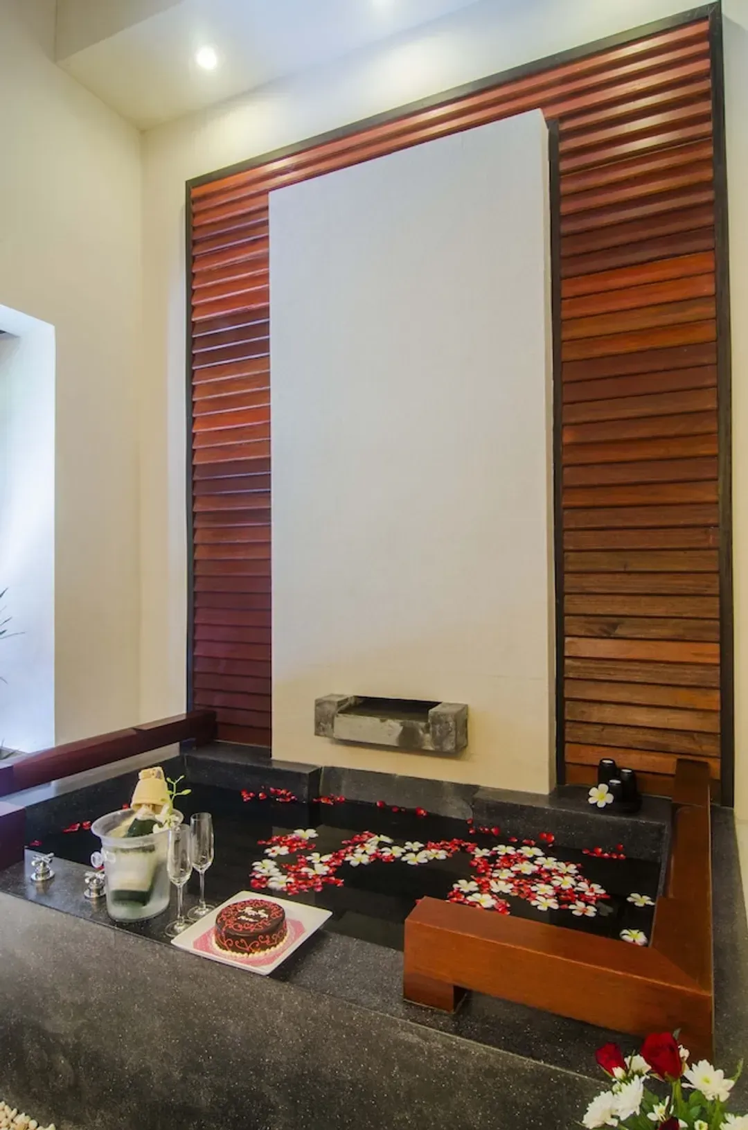 Deep soaking bathtub