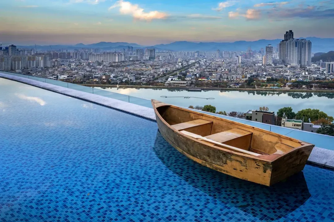 Infinity pool