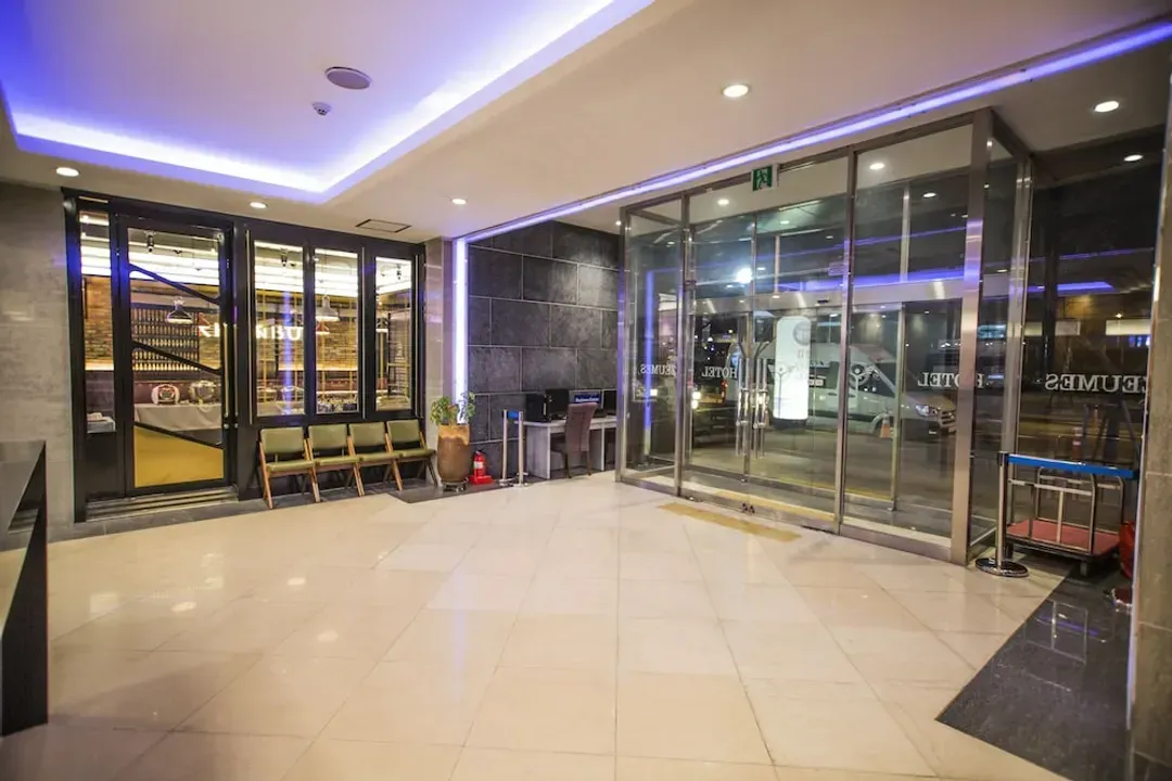 Lobby lounge