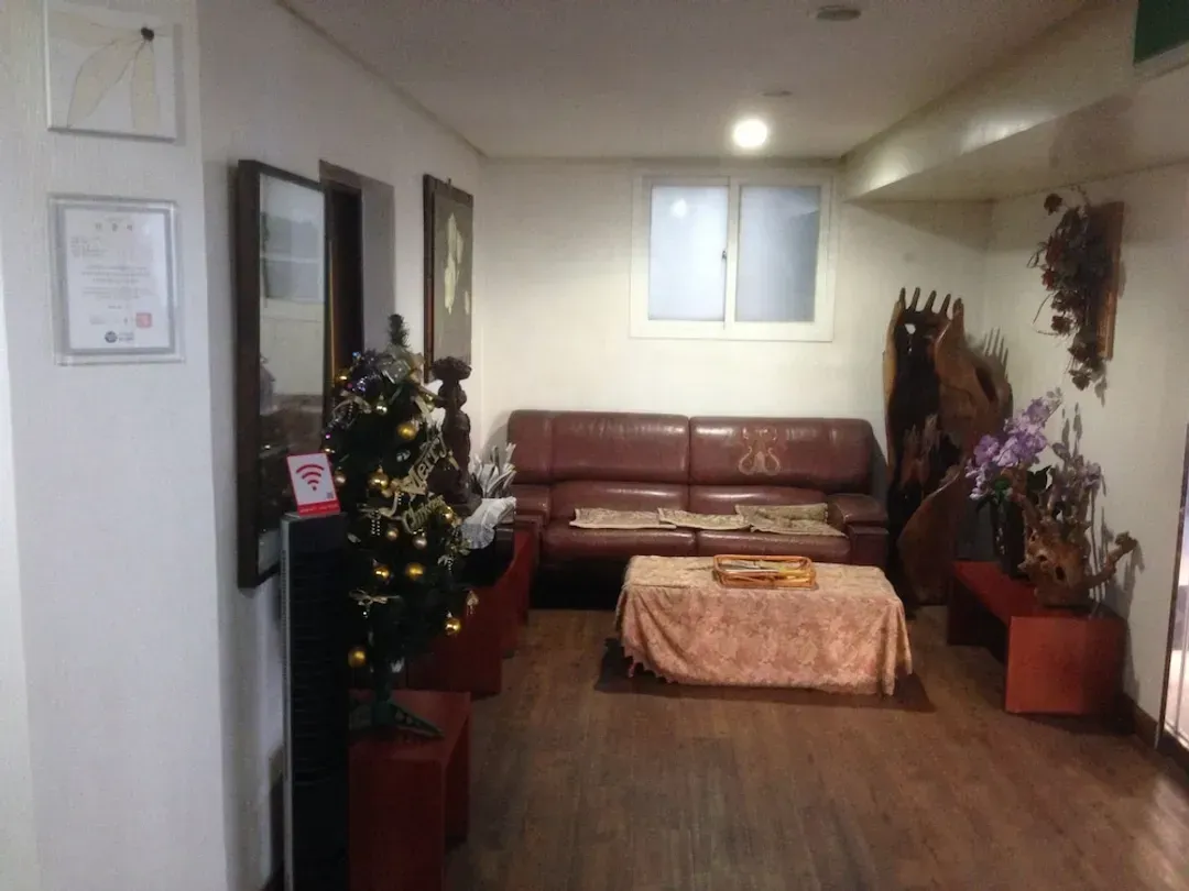 Lobby lounge