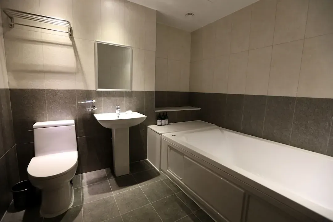 Deep soaking bathtub