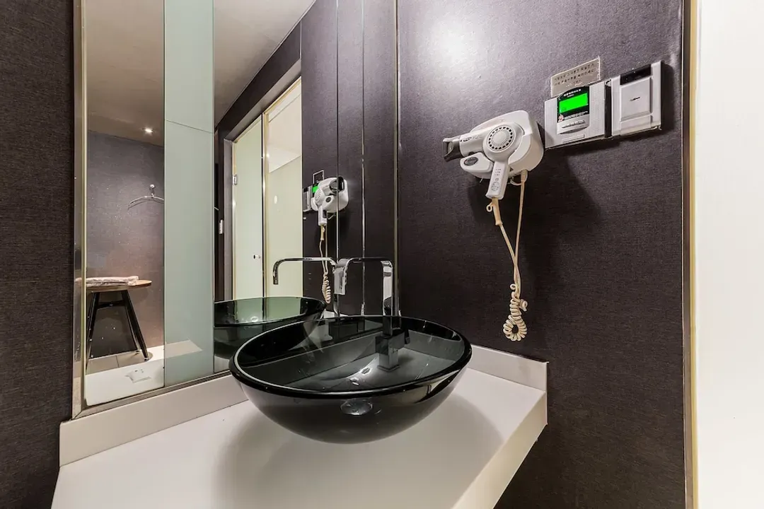Bathroom sink