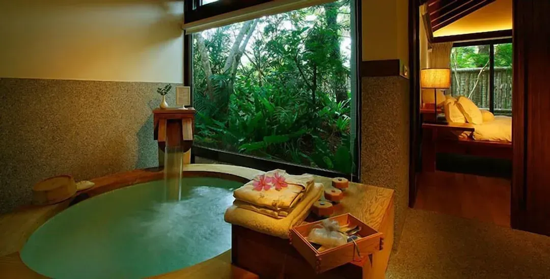 Deep soaking bathtub