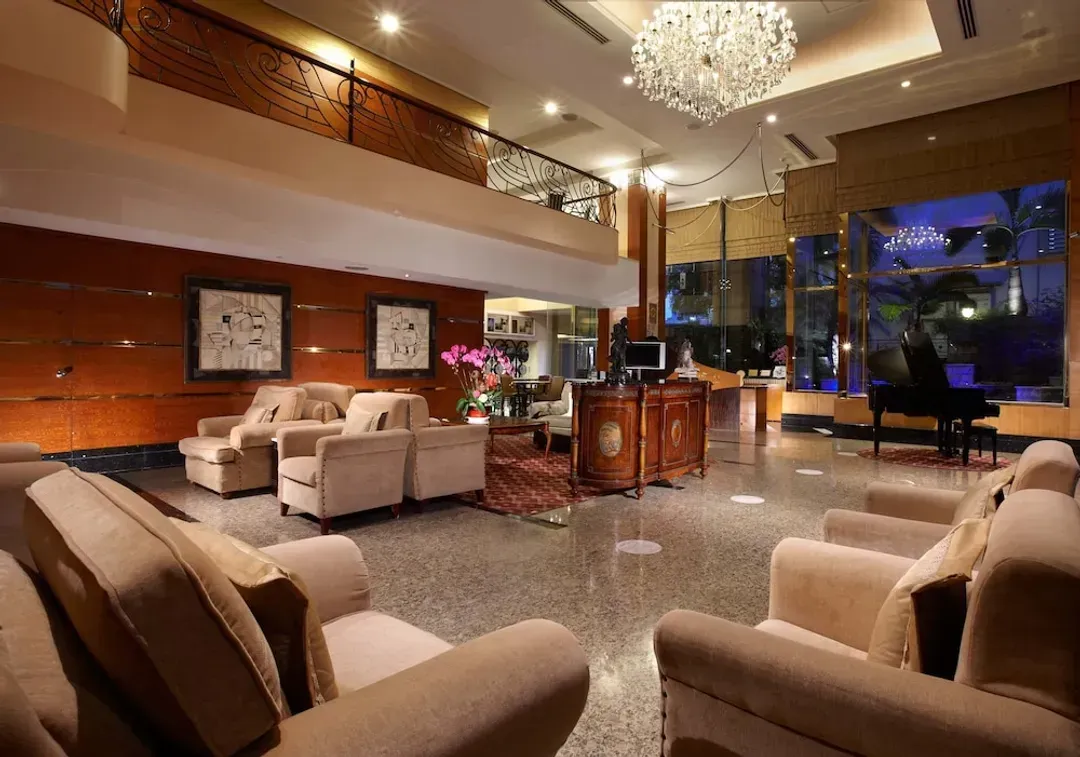 Lobby lounge