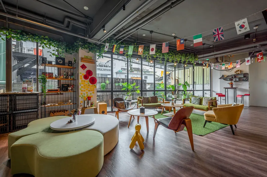 台南市-仲青行旅台南館｜緊鄰海安路商圈、可選購背包房or套房房型