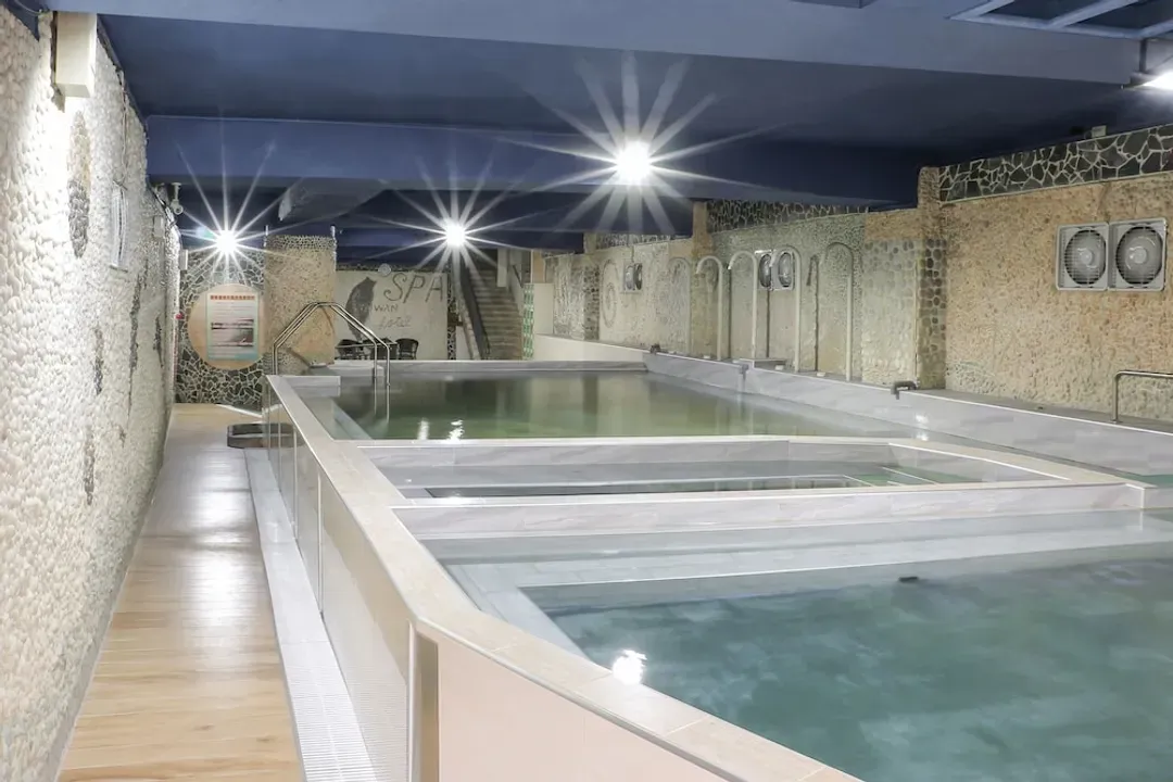 Indoor spa tub